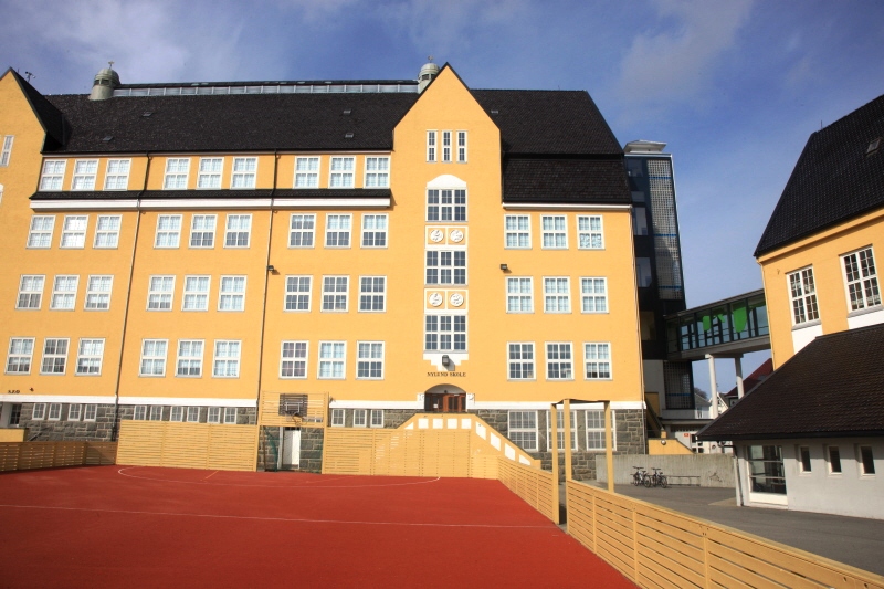 Nylund skole i Stavanger ligger på Storhaug, ikke langt fra sentrum. Skolen har nærmere 500 elever, hvorav en betydelig andel er minoritetsspråklige. Skolen er fra 1917, men ble rehabilitert i 2004/2005. Tilpasset opplæring og systematisk arbeid med lese- og skriveopplæring står i fokus i skolens arbeid. Utgangspunktet er Early Years Literacy Program - EYLP - en australsk modell for tilpasset lese- og skriveopplæring som skolen har videreutviklet til norske forhold.