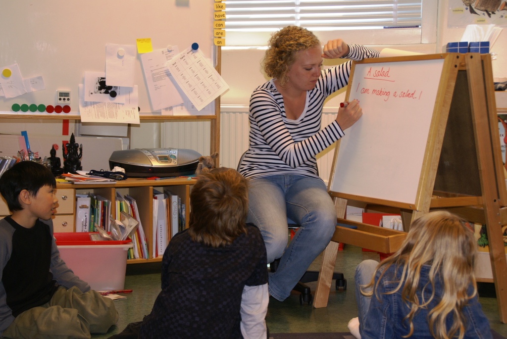 Lærer Kristin Sunde noterer ned forslagene fra elevene om hva som skal med i en fruktsalat.